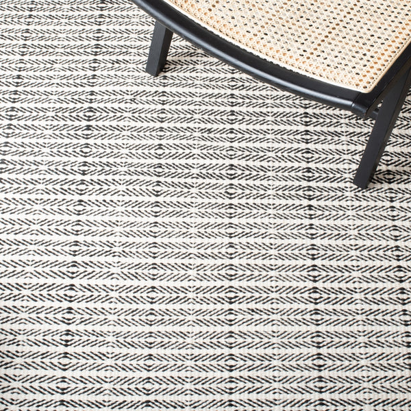 Vermont 803 Hand Tufted 80% Wool, 20% Cotton Rug Black / Ivory 80% WOOL, 20% COTTON VRM803Z-5