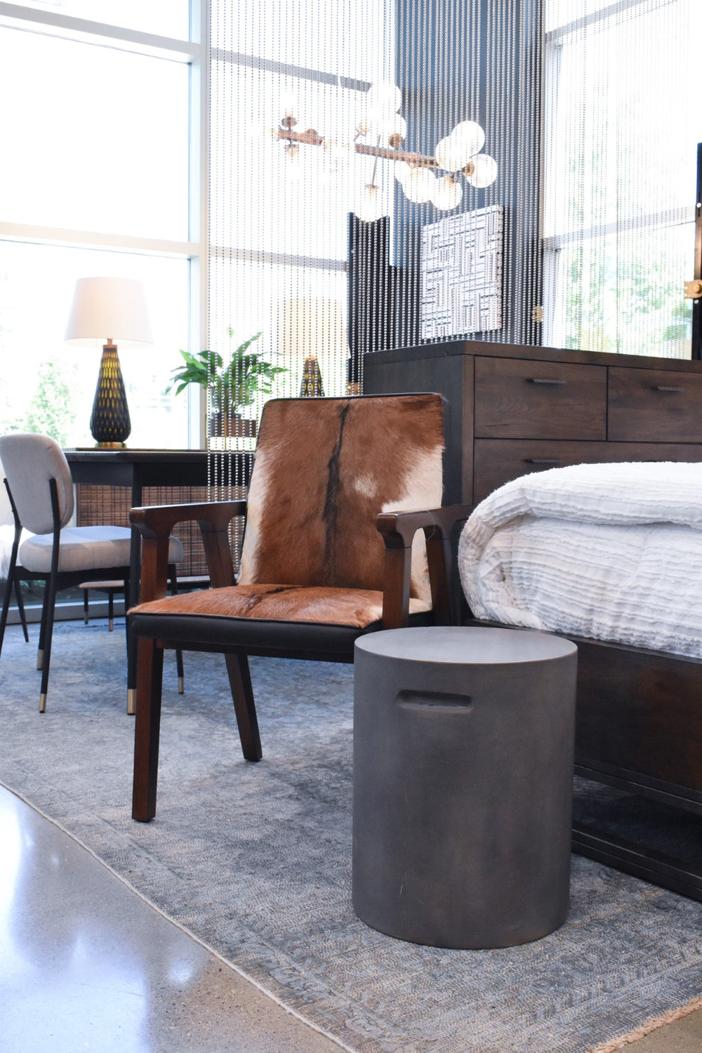 LH Imports Concrete Round Side Table With Handle VT070