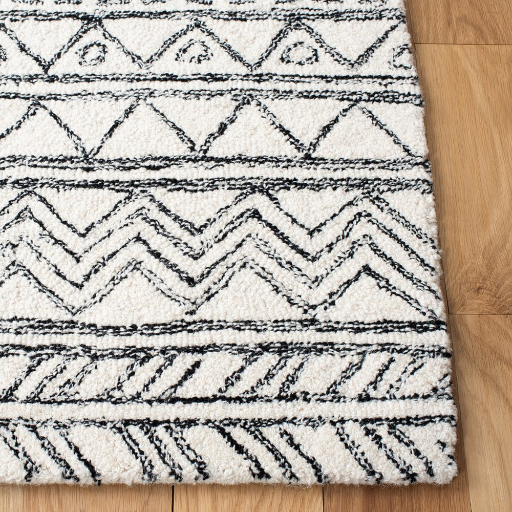 Aspen 821 Bohemian Hand Tufted 100% Wool Pile Rug Ivory / Black