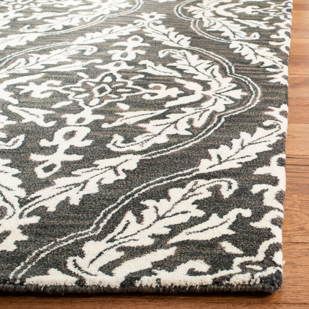 Safavieh Blossom BLM602 Rug