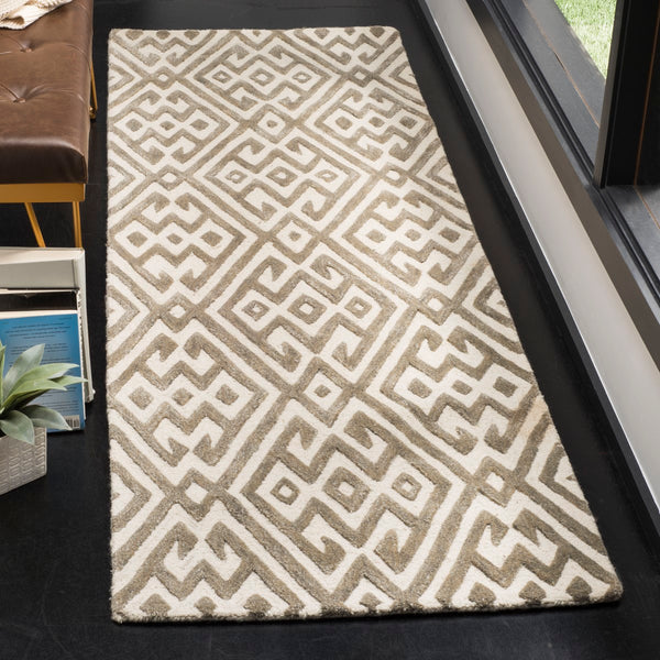 Safavieh Cambridge CAM401 Hand Tufted Rug