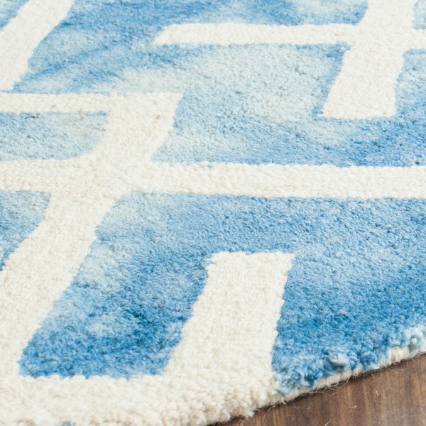 Safavieh Dip DDY677 Hand Tufted Rug