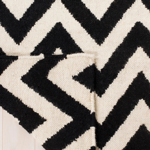 Safavieh Dhurries DHU557 Hand Woven Flat Weave Rug