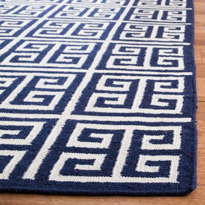 Safavieh Dhurries 626 Hand Woven Flat Weave 50% Banana Silk/30% Wool/20% Cotton Rug DHU626D-3