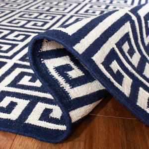 Safavieh Dhurries 626 Hand Woven Flat Weave 50% Banana Silk/30% Wool/20% Cotton Rug DHU626D-3