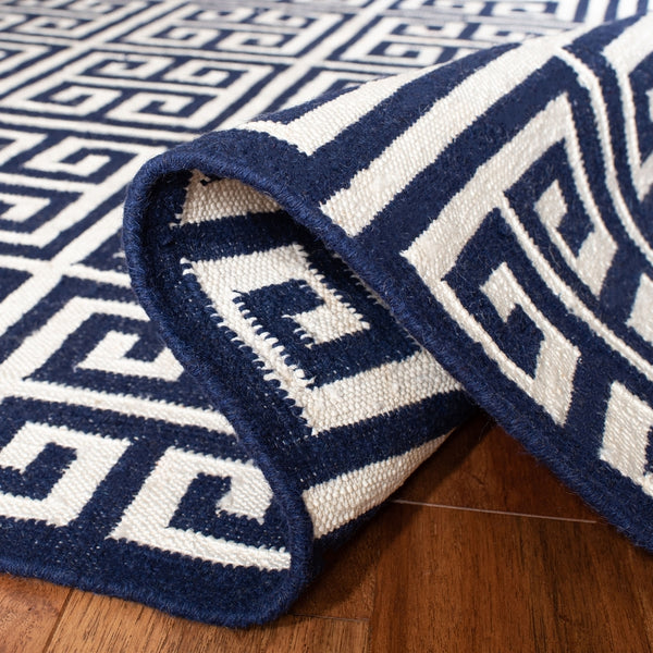 Safavieh Dhurries 626 Hand Woven Flat Weave 50% Banana Silk/30% Wool/20% Cotton Rug DHU626D-3