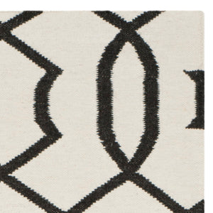 Safavieh Dhurries DHU753 Hand Woven Flat Weave Rug