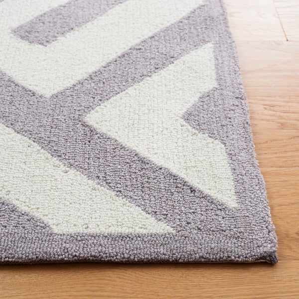 Safavieh Four Seasons 241 Hand Hooked 100% Polyester Pile Contemporary Rug FRS241M-28