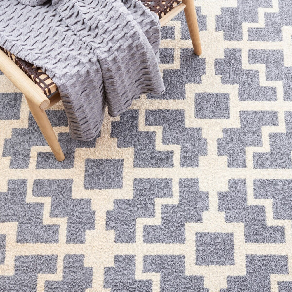 Safavieh Four Seasons 245 Hand Hooked 100% Polyester Pile Contemporary Rug FRS245B-28