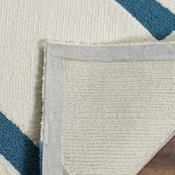 Safavieh Four FRS441 Hand Hooked Rug