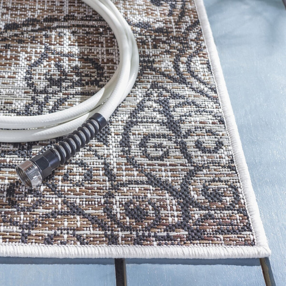 Safavieh Havana 319 Power Loomed 74% Polypropylene/12% Polyester/14% Backing Material Outdoor Rug HAV319E-9