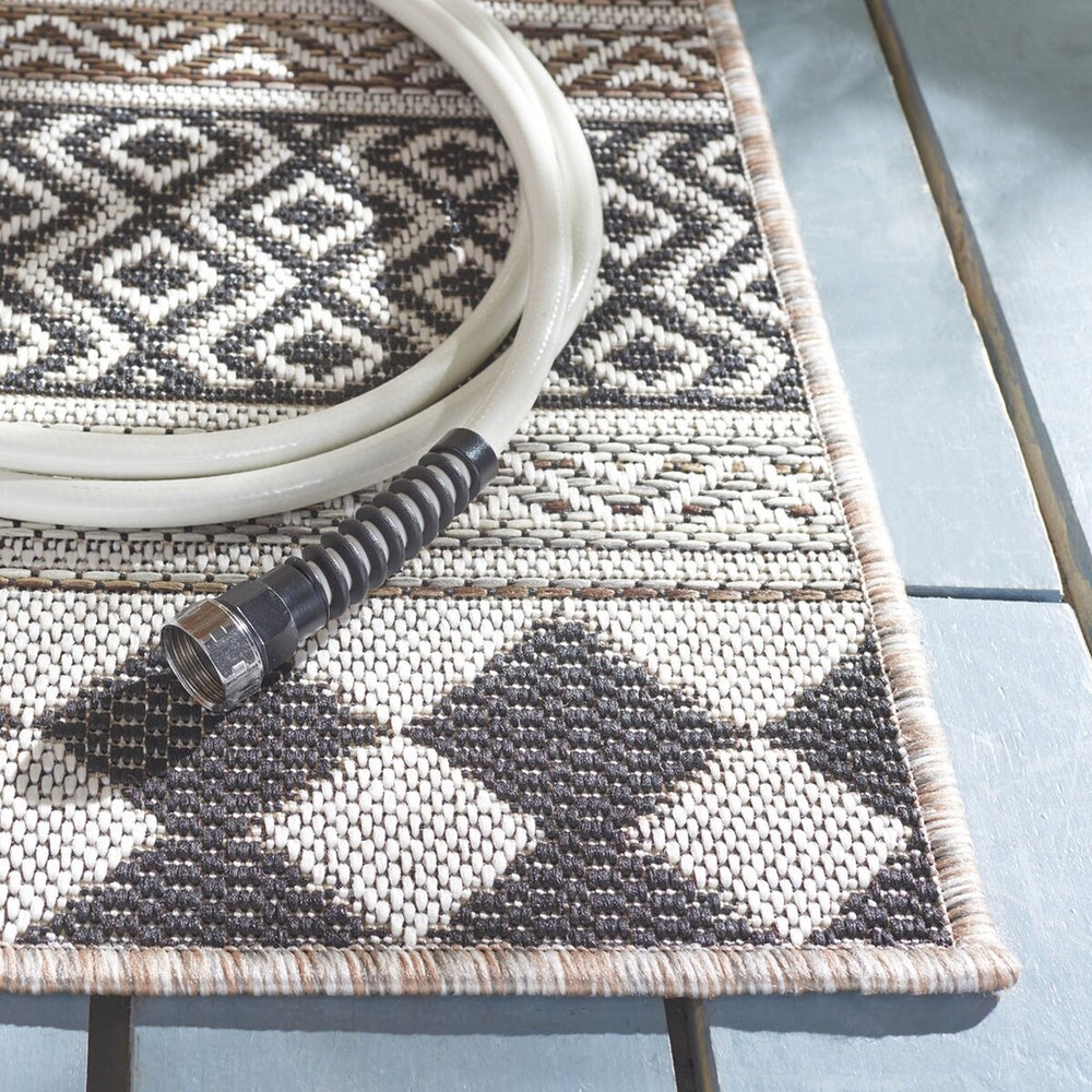 Safavieh Havana 325 Power Loomed 74% Polypropylene/12% Polyester/14% Backing Material Outdoor Rug HAV325E-9