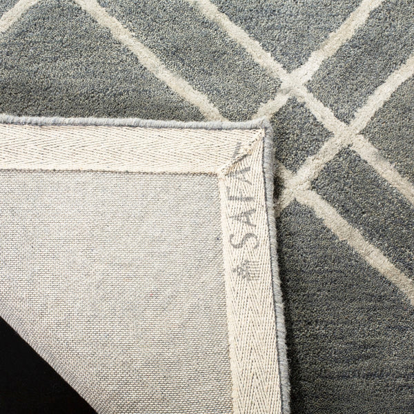 Safavieh Himalaya HIM901 Hand Tufted Rug