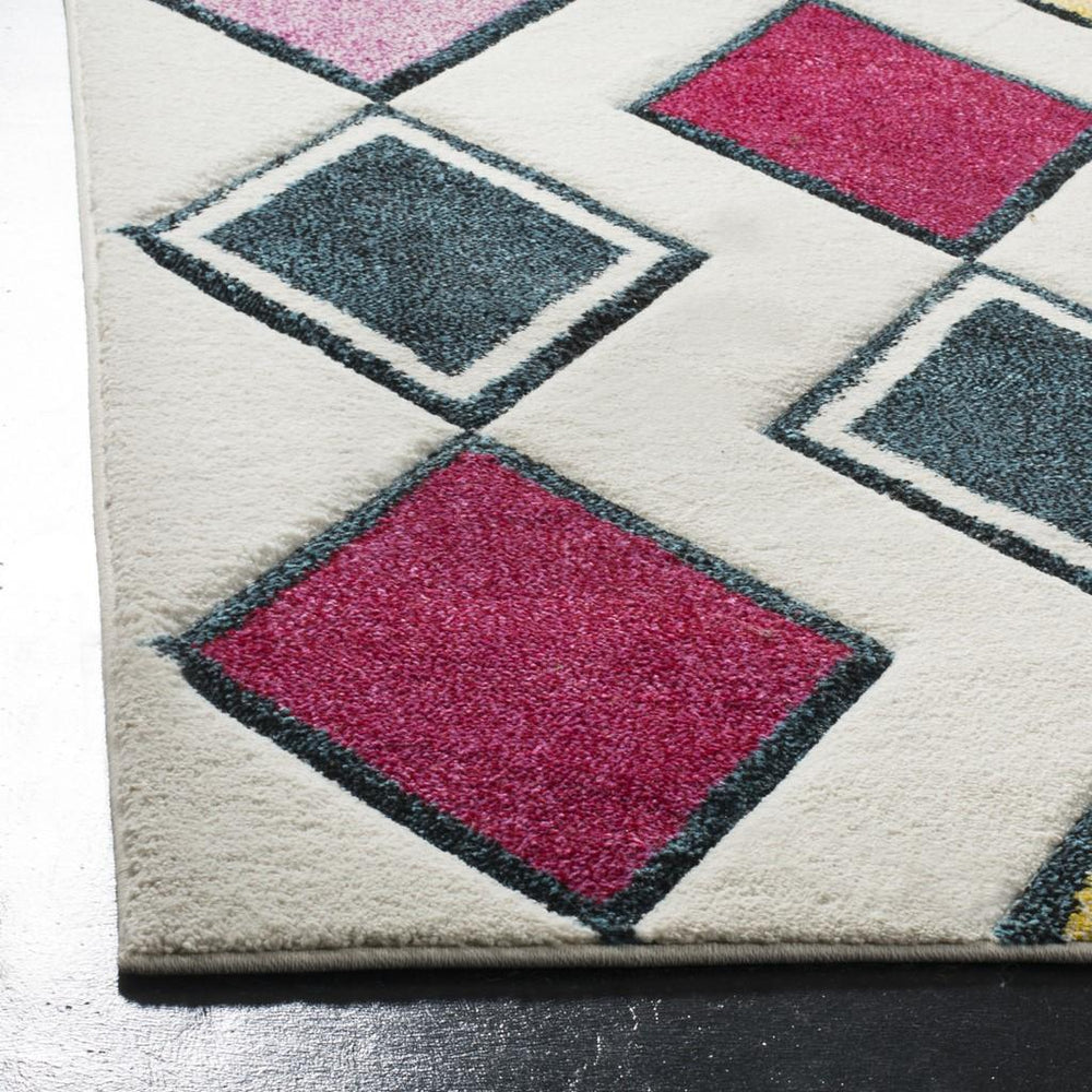 Safavieh Hollywood 704 Power Loomed Polypropylene Contemporary Rug HLW704B-4