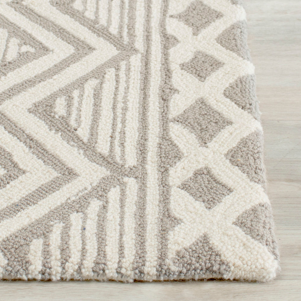 Safavieh Isaac IMR353 Hand Tufted Rug