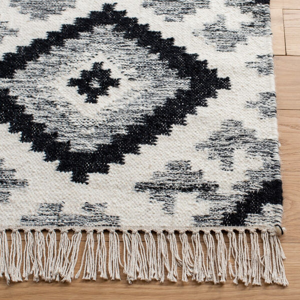 Safavieh Kilim 528 80% Wool, 20% Cotton Hand Loomed Fringe: 8cm Rug KLM528A-8