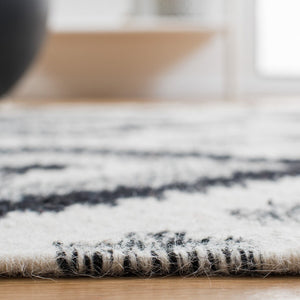 Safavieh Kilim 528 80% Wool, 20% Cotton Hand Loomed Fringe: 8cm Rug KLM528A-8