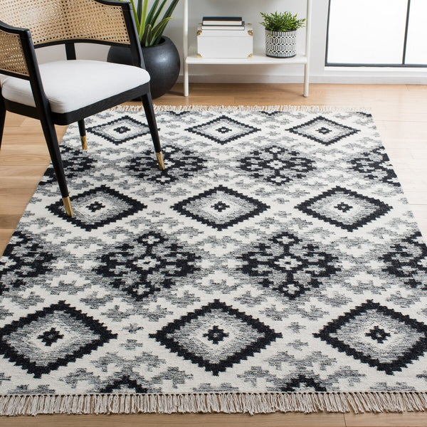 Safavieh Kilim 528 80% Wool, 20% Cotton Hand Loomed Fringe: 8cm Rug KLM528A-8
