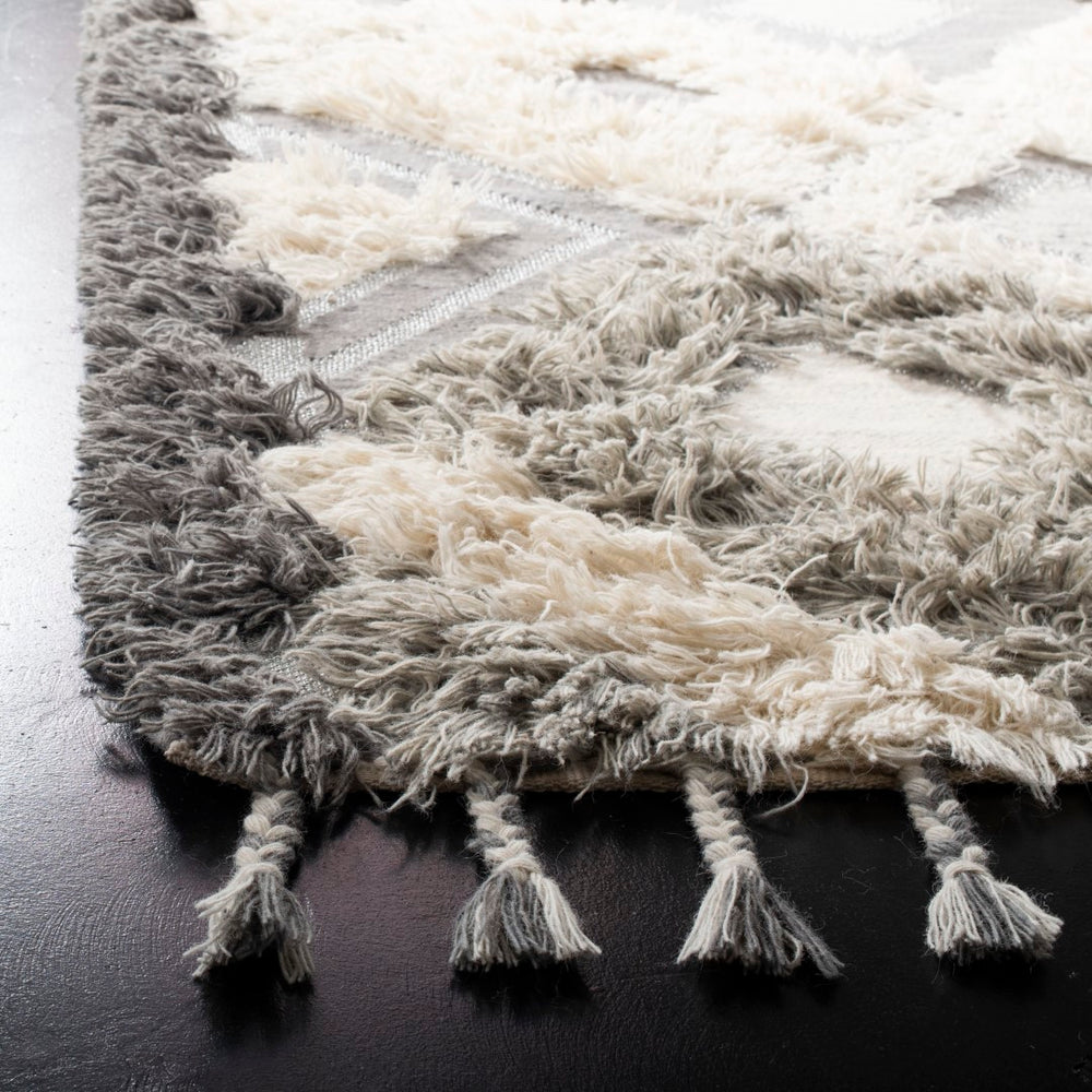 Safavieh Kenya KNY607 Hand Knotted Rug