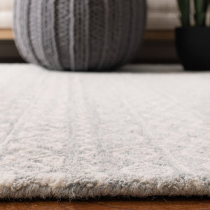 Safavieh Micro MLP502 Hand Tufted Rug