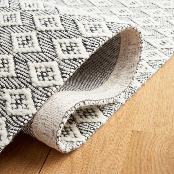 Safavieh Marbella 310 Hand Woven 100% Wool Pile Rug Ivory / Black MRB310A-4