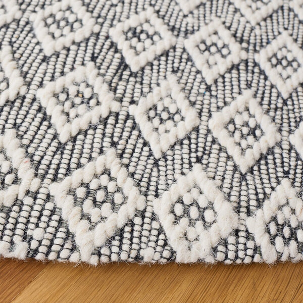 Safavieh Marbella 310 Hand Woven 100% Wool Pile Rug Ivory / Black MRB310A-4