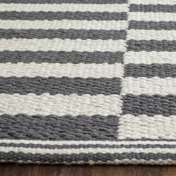 Safavieh Montauk MTK715 Rug