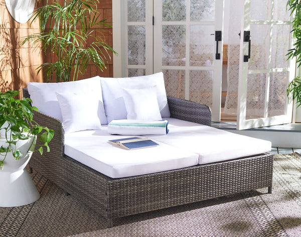 Cadeo Daybed - Luxurious Outdoor Lounge with Chic Frame and Plush Pillows for Poolside Relaxation