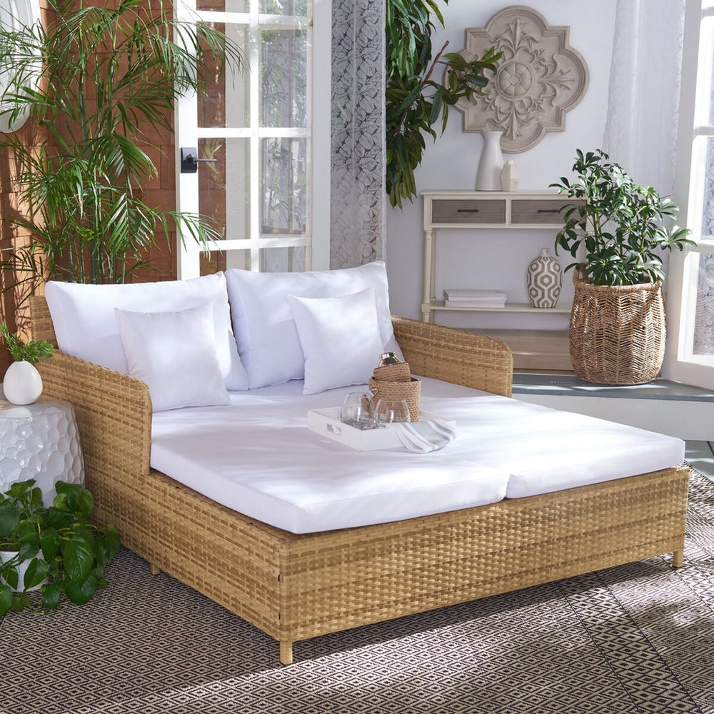 Cadeo Daybed - Luxurious Outdoor Lounge with Chic Frame and Plush Pillows for Poolside Relaxation