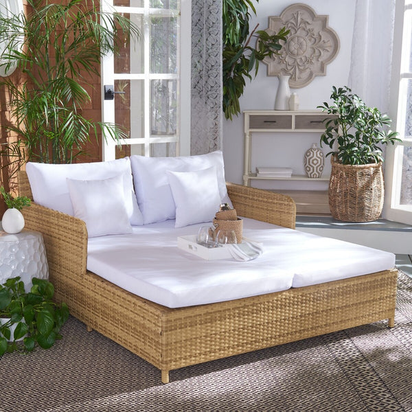 Cadeo Daybed - Luxurious Outdoor Lounge with Chic Frame and Plush Pillows for Poolside Relaxation
