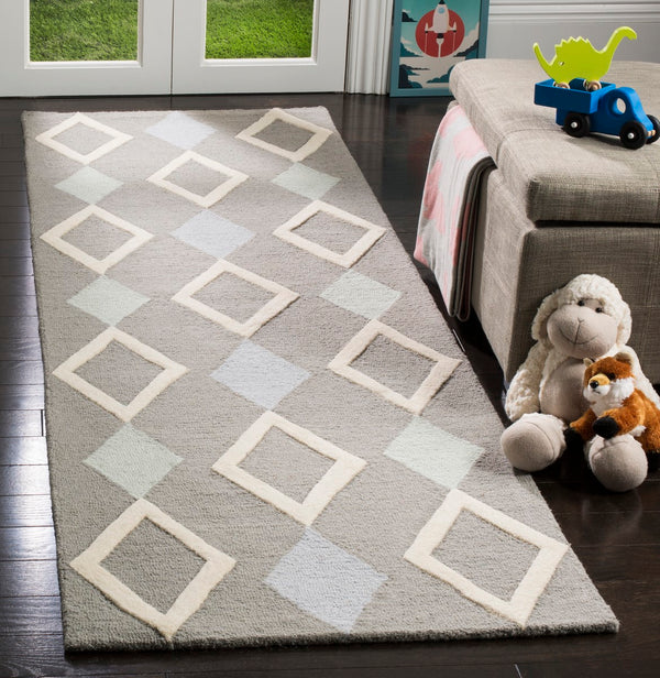 Safavieh Kids SFK902 Hand Tufted Rug