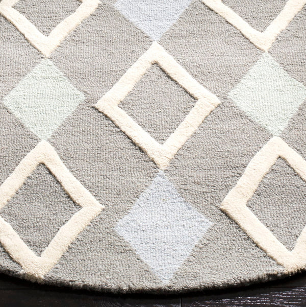 Safavieh Kids SFK902 Hand Tufted Rug