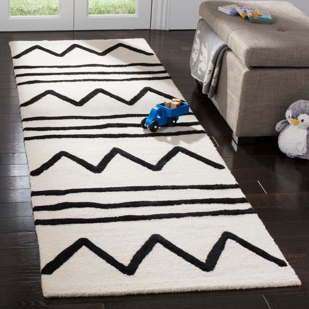 Safavieh Kids SFK907 Hand Tufted Rug