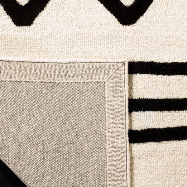 Safavieh Kids SFK907 Hand Tufted Rug