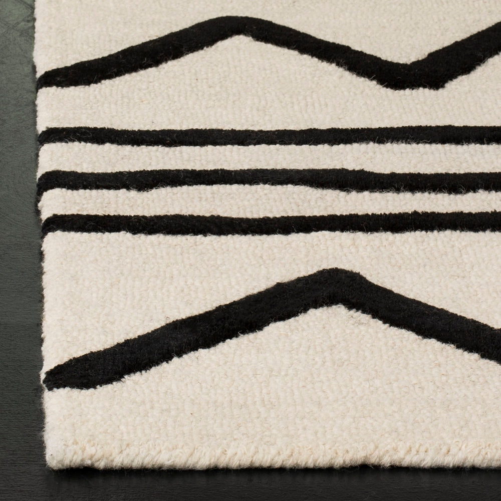 Safavieh Safavieh Kids 907 Zigzag Hand Tufted Wool Rug SFK907D-3