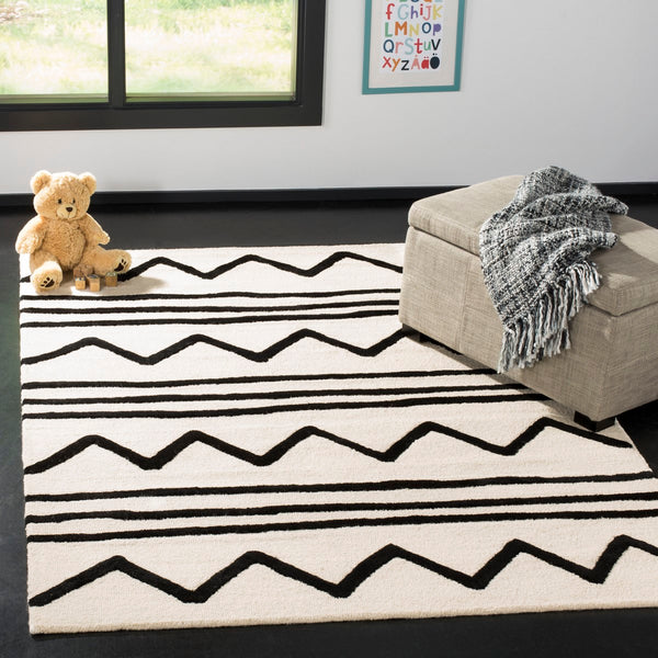 Safavieh Kids SFK907 Hand Tufted Rug