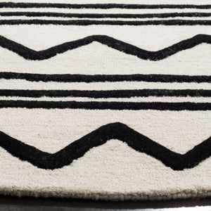 Safavieh Kids SFK907 Hand Tufted Rug