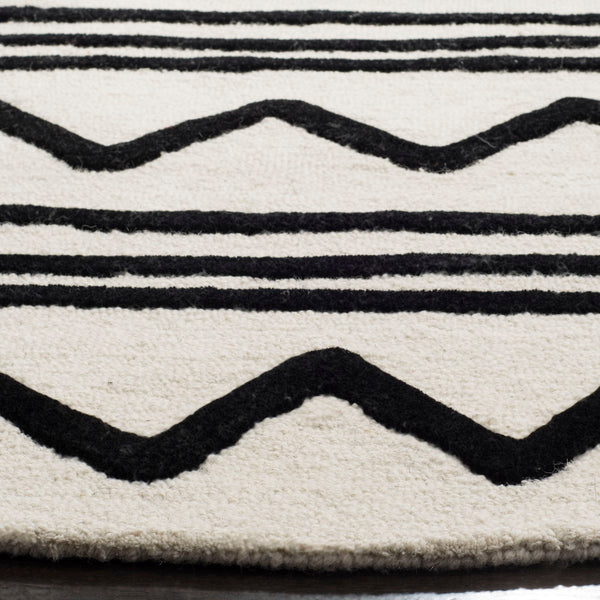 Safavieh Kids SFK907 Hand Tufted Rug