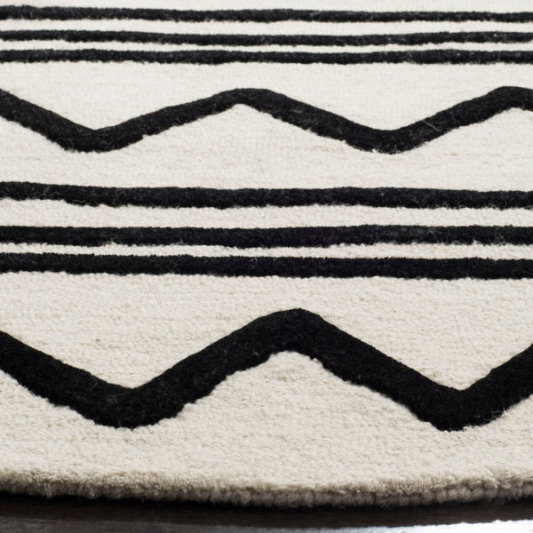 Safavieh Safavieh Kids 907 Zigzag Hand Tufted Wool Rug SFK907D-3