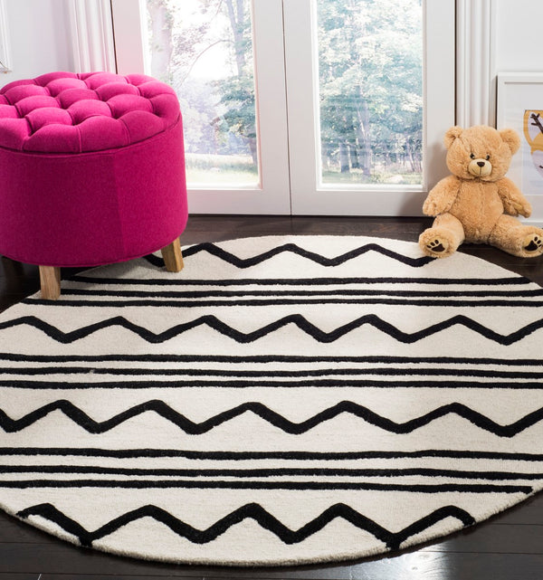 Safavieh Kids SFK907 Hand Tufted Rug