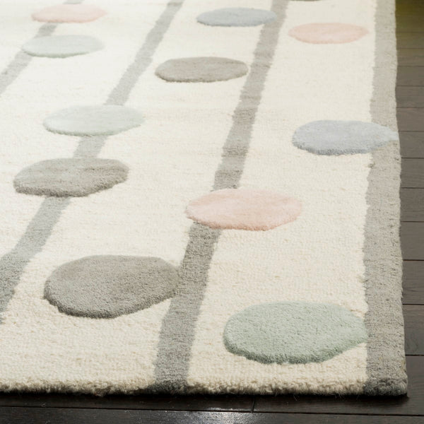 Safavieh Kids SFK909 Hand Tufted Rug