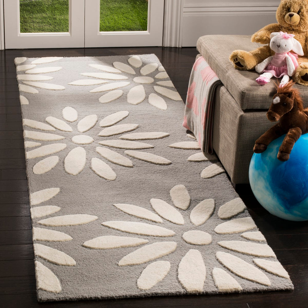 Safavieh Kids SFK914 Hand Tufted Rug