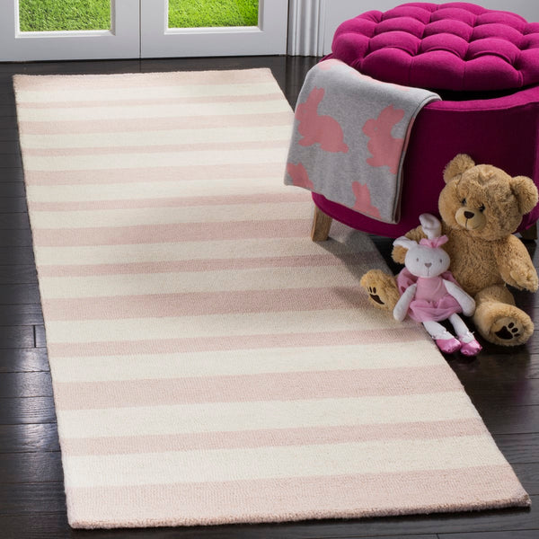 Safavieh Kids SFK915 Hand Tufted Rug