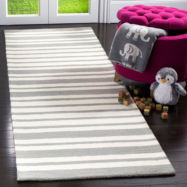 Safavieh Kids SFK917 Hand Tufted Rug