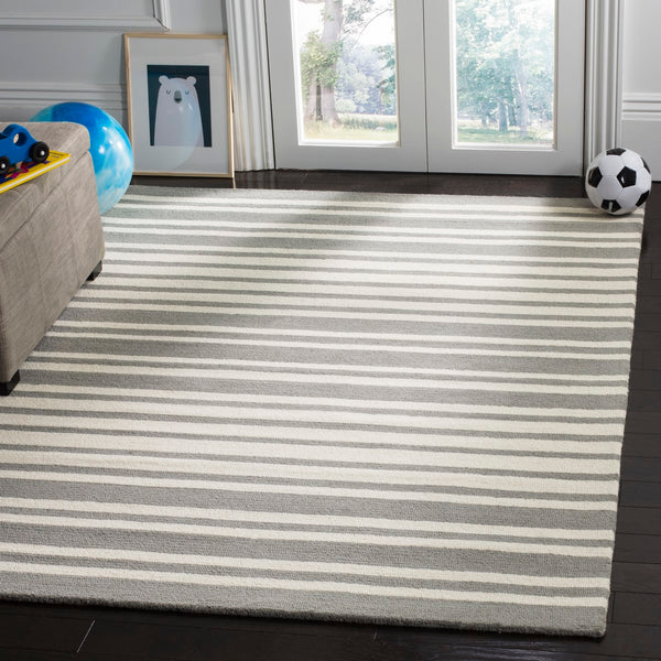 Safavieh Kids SFK917 Hand Tufted Rug