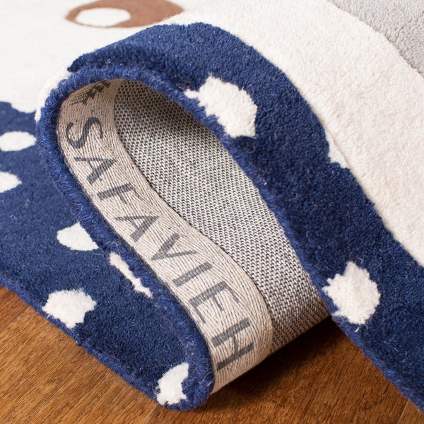 Safavieh Kids SFK922 Tufted Rug