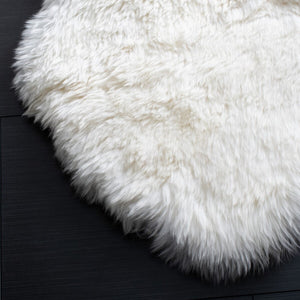 Safavieh Sheep Skin 211 Hand Woven Sheep Skin Rug SHS211A-24