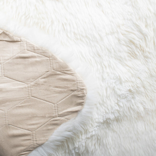 Safavieh Sheep Skin 211 Hand Woven Sheep Skin Rug SHS211A-24