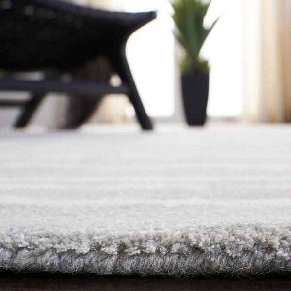 Soho 656 Contemporary Hand Tufted 60% Viscose, 40% Wool Rug Light Grey / Ivory