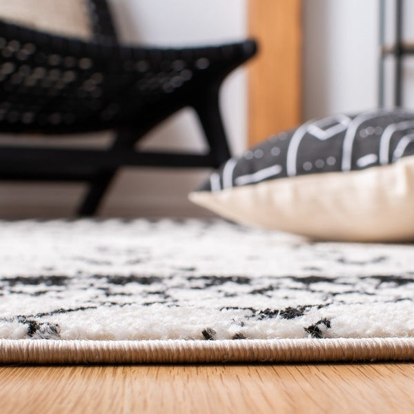 Tulum 229 Bohemian Power Loomed Polypropylene Pile Rug Ivory / Black